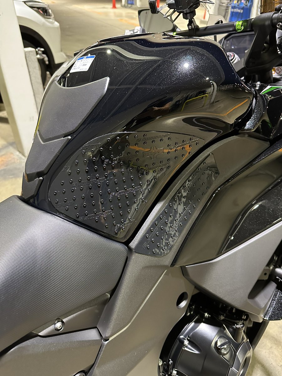 matthew19890113's tweet image. Ninja1000SX用のSTOMPGRIPのタンクパッド貼った！Made in USAがいい感じ
貼るのでついでに洗車して新感覚ゼロクリーム塗ってみた
そして今日の朝から帰省しながらツーリングします！
#Ninja1000SX #STOMPGRIP #新感覚ゼロクリーム