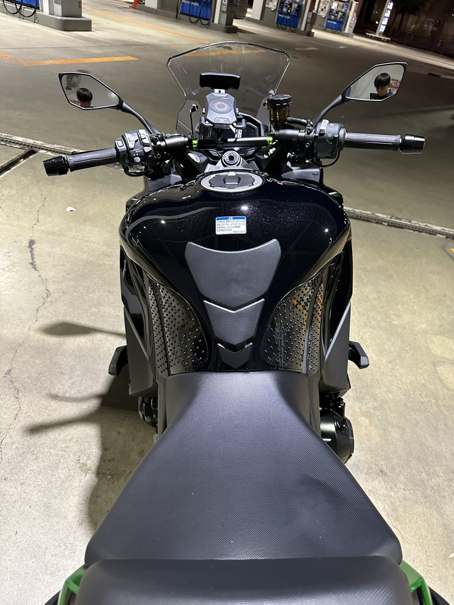 matthew19890113's tweet image. Ninja1000SX用のSTOMPGRIPのタンクパッド貼った！Made in USAがいい感じ
貼るのでついでに洗車して新感覚ゼロクリーム塗ってみた
そして今日の朝から帰省しながらツーリングします！
#Ninja1000SX #STOMPGRIP #新感覚ゼロクリーム