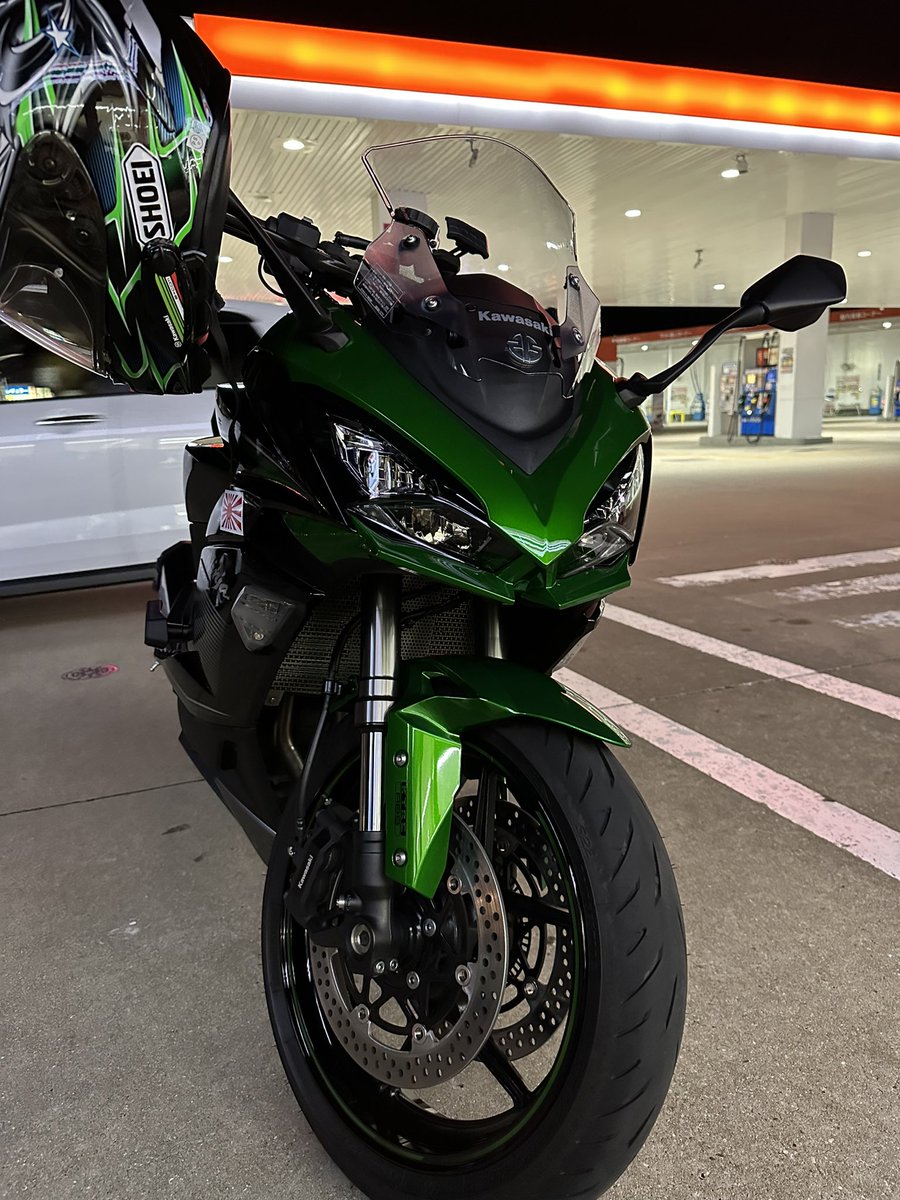 matthew19890113's tweet image. Ninja1000SX用のSTOMPGRIPのタンクパッド貼った！Made in USAがいい感じ
貼るのでついでに洗車して新感覚ゼロクリーム塗ってみた
そして今日の朝から帰省しながらツーリングします！
#Ninja1000SX #STOMPGRIP #新感覚ゼロクリーム