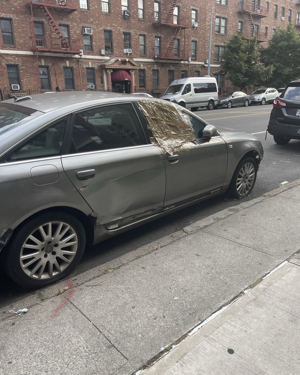 shhos12's tweet photo. Are we entering the pre-Guilliani era, when the city basically ran itself? No accountability or standards? Car on Caton/Flatbush Ave, no plates, full of junk here for months - MONTHS. @NYCMayor @NYPDTrafficOps @NYPDPC @NYCSanitation @RitaJosephNYC  @BKBPReynoso Please help!! https://t.co/qIFq2yw579