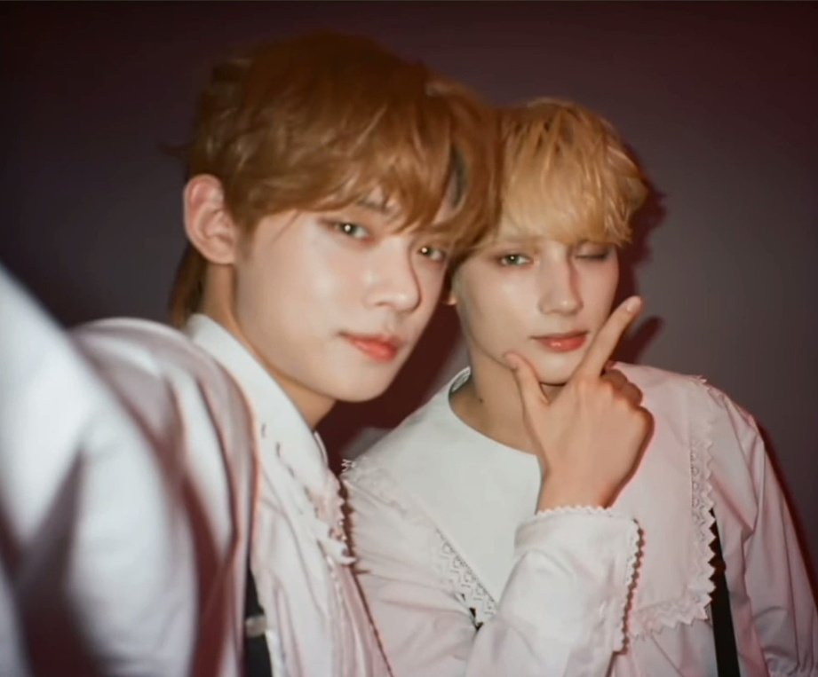 to_to0304's tweet photo. 저는 요 네장이요💛🧡💛📷🧡 https://t.co/toZ4fBHhim