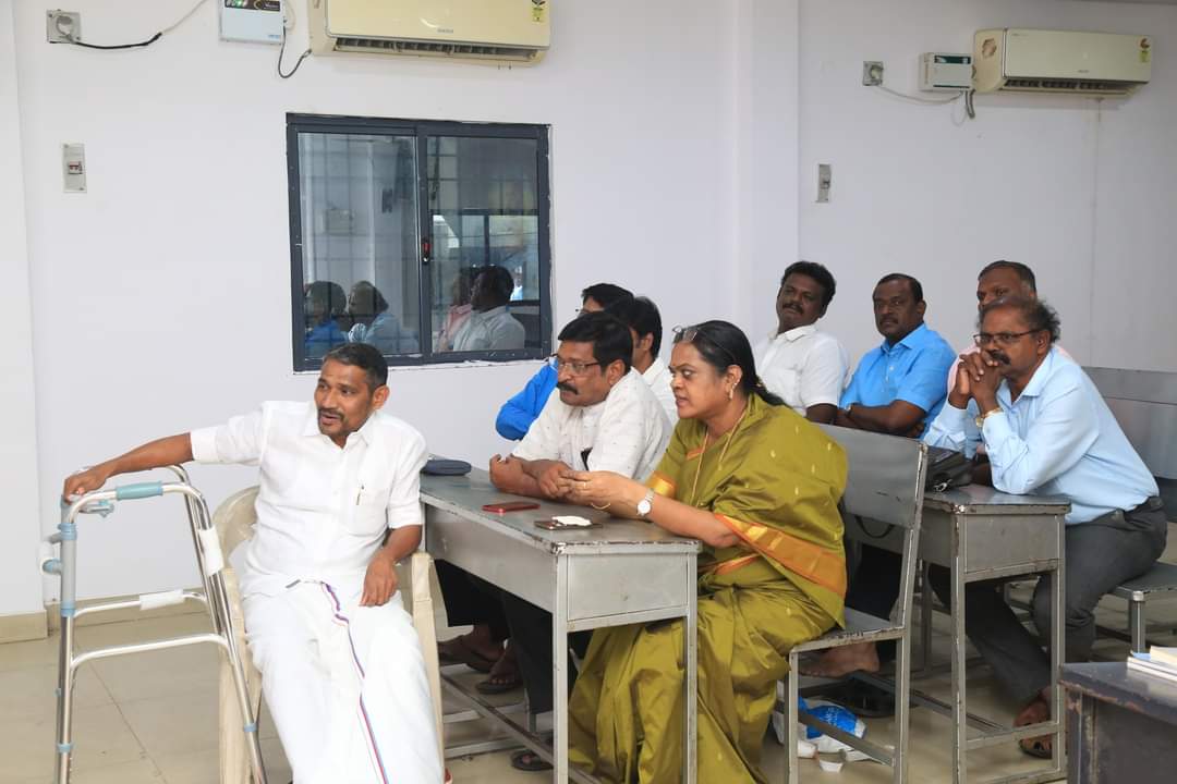 thirumaofficial's tweet photo. விடுதலைச் சிறுத்தைகள் கட்சியின் உயர்நிலைக் குழுக் கூட்டம் இன்று அம்பேத்கர் திடலில் நடைபெற்றது. 
அகத்து 17 'தமிழர் எழுச்சி நாள்' நிகழ்வுகளை ஒருங்கிணைப்பது குறித்து நடைபெற்ற இந்த கூட்டத்தில் ஆகத்து 16 அன்று மாலை கலைவாணர் அரங்கில் நடைபெறும் மணிவிழா மலர் வெளியீட்டு விழாவில்  இசையரங்கம் கவியரங்கம் வாழ்த்தரங்கம் ஆகியவற்றை ஒருங்கிணைப்பது எனவும் #மணிவிழா நிறைவு விழாவை செப்டம்பர் மாத நிறைவில் நடத்துவது எனவும் தீர்மானிக்கப்பட்டது.