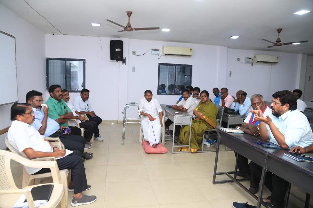 thirumaofficial's tweet photo. விடுதலைச் சிறுத்தைகள் கட்சியின் உயர்நிலைக் குழுக் கூட்டம் இன்று அம்பேத்கர் திடலில் நடைபெற்றது. 
அகத்து 17 'தமிழர் எழுச்சி நாள்' நிகழ்வுகளை ஒருங்கிணைப்பது குறித்து நடைபெற்ற இந்த கூட்டத்தில் ஆகத்து 16 அன்று மாலை கலைவாணர் அரங்கில் நடைபெறும் மணிவிழா மலர் வெளியீட்டு விழாவில்  இசையரங்கம் கவியரங்கம் வாழ்த்தரங்கம் ஆகியவற்றை ஒருங்கிணைப்பது எனவும் #மணிவிழா நிறைவு விழாவை செப்டம்பர் மாத நிறைவில் நடத்துவது எனவும் தீர்மானிக்கப்பட்டது.