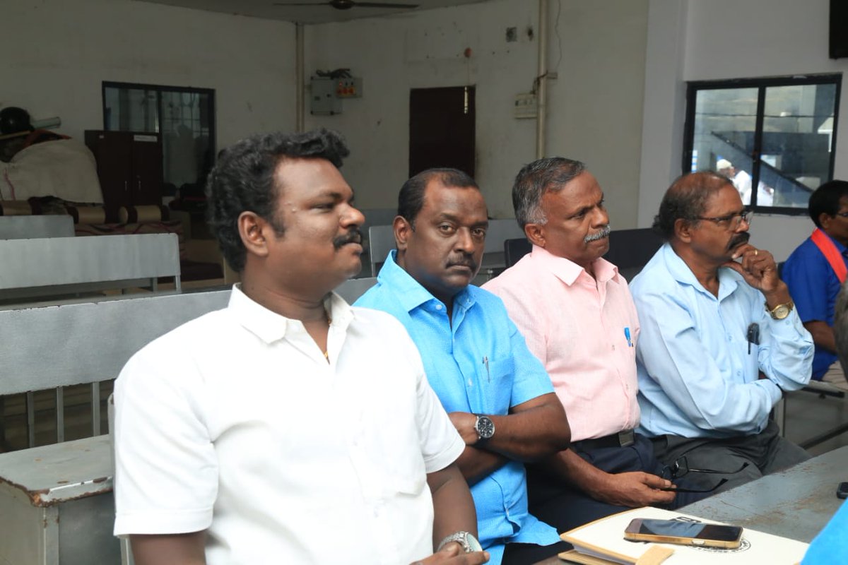 thirumaofficial's tweet photo. விடுதலைச் சிறுத்தைகள் கட்சியின் உயர்நிலைக் குழுக் கூட்டம் இன்று அம்பேத்கர் திடலில் நடைபெற்றது. 
அகத்து 17 'தமிழர் எழுச்சி நாள்' நிகழ்வுகளை ஒருங்கிணைப்பது குறித்து நடைபெற்ற இந்த கூட்டத்தில் ஆகத்து 16 அன்று மாலை கலைவாணர் அரங்கில் நடைபெறும் மணிவிழா மலர் வெளியீட்டு விழாவில்  இசையரங்கம் கவியரங்கம் வாழ்த்தரங்கம் ஆகியவற்றை ஒருங்கிணைப்பது எனவும் #மணிவிழா நிறைவு விழாவை செப்டம்பர் மாத நிறைவில் நடத்துவது எனவும் தீர்மானிக்கப்பட்டது.