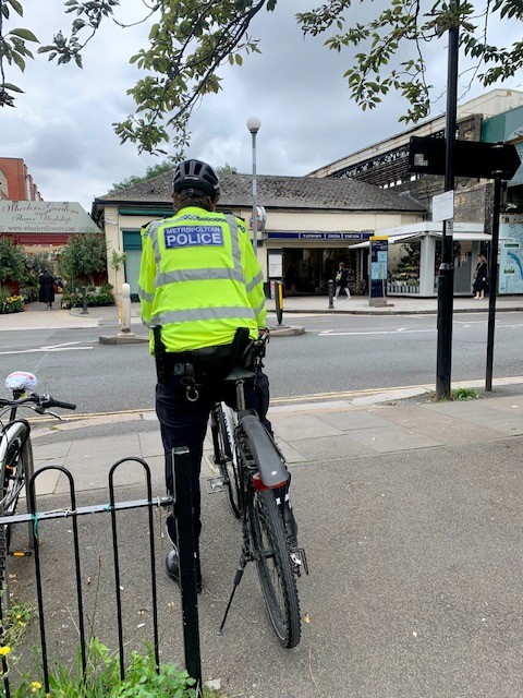 MPSChiswick's tweet photo. With the assistance of @MPSBrentford it was a #CyclePatrol day around #ChiswickGunnersbury #ChiswickHomefields & #ChiswickRiverside
Lots of community engagement with crime prevention advice given & even a dreaded puncture! 😀 #SaferNeighbourhoods https://t.co/FOw4cVFTyQ
