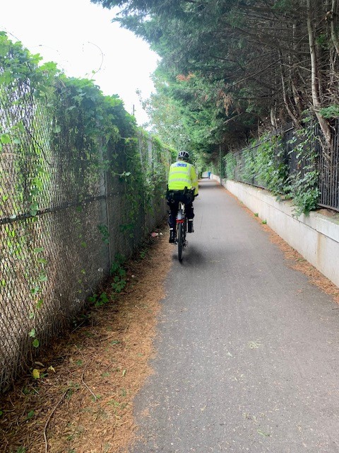 MPSChiswick's tweet photo. With the assistance of @MPSBrentford it was a #CyclePatrol day around #ChiswickGunnersbury #ChiswickHomefields & #ChiswickRiverside
Lots of community engagement with crime prevention advice given & even a dreaded puncture! 😀 #SaferNeighbourhoods https://t.co/FOw4cVFTyQ