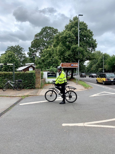 MPSChiswick's tweet photo. With the assistance of @MPSBrentford it was a #CyclePatrol day around #ChiswickGunnersbury #ChiswickHomefields & #ChiswickRiverside
Lots of community engagement with crime prevention advice given & even a dreaded puncture! 😀 #SaferNeighbourhoods https://t.co/FOw4cVFTyQ