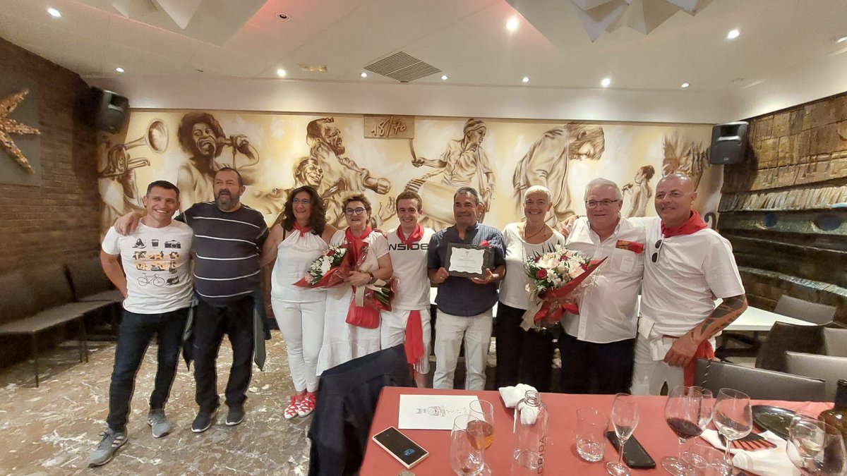 Hoy viernes de gigantes se ha celebrado la comida de la junta del C.C. Estella-Lizarra T.E.. 
A esta se ha invitado al gerente de deporte y juventud Miguel Pozueta y Primitivo Sanchez que  ha sido homenajeado por su trayectoria profesional en favor del deporte navarro.
