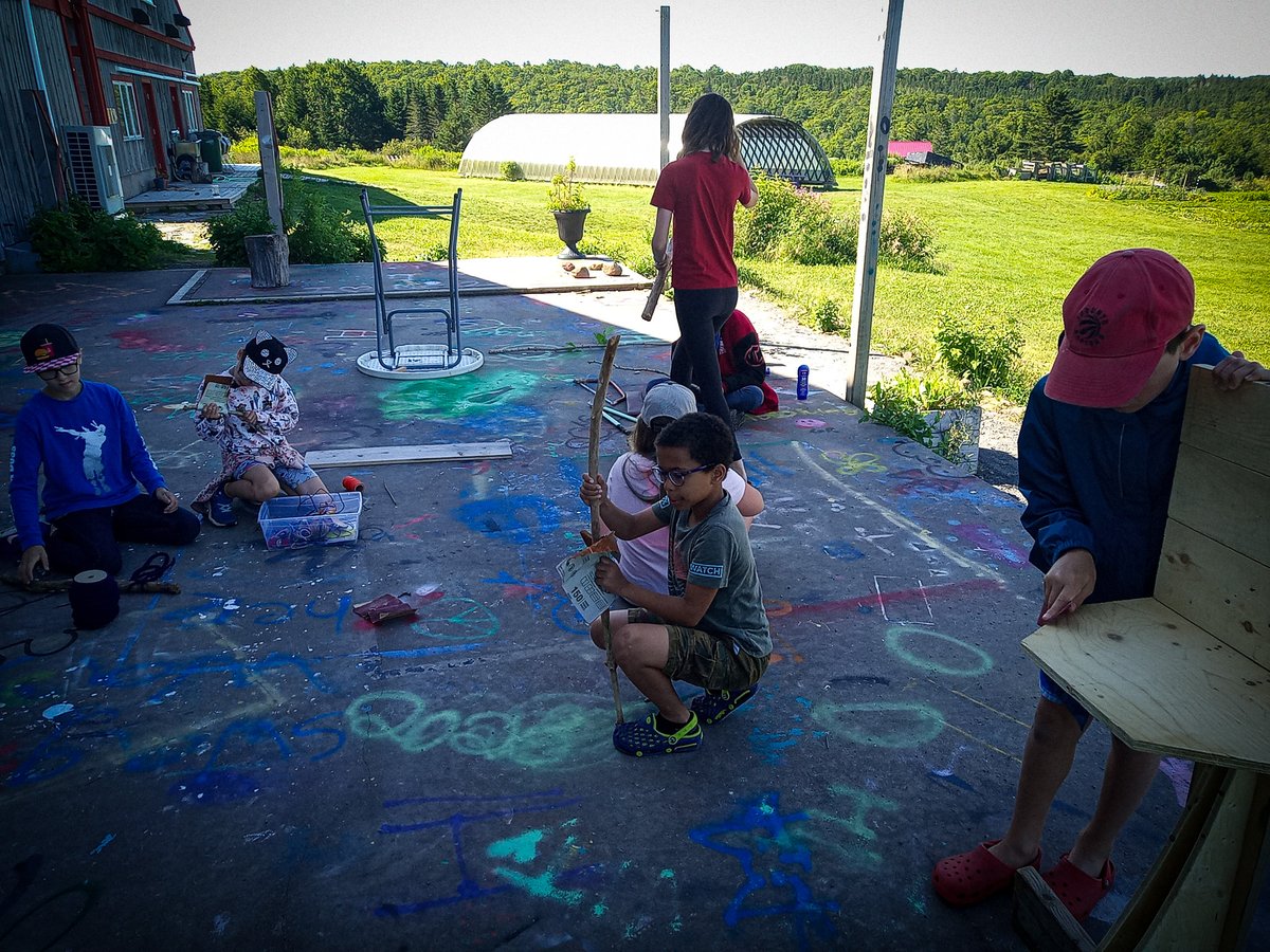 labos_creatifs's tweet image. Les campeurs de notre Camp de fabrication au Centre d&apos;Arts Ross Creek s&apos;amusent à créer de la craie maison et à fabriquer leurs propres instruments ! 🎻 

Merci à @nsgov de soutenir l&apos;autonomisation des jeunes ! 😊 

#EteCreatifs #Maker #FunCreatif