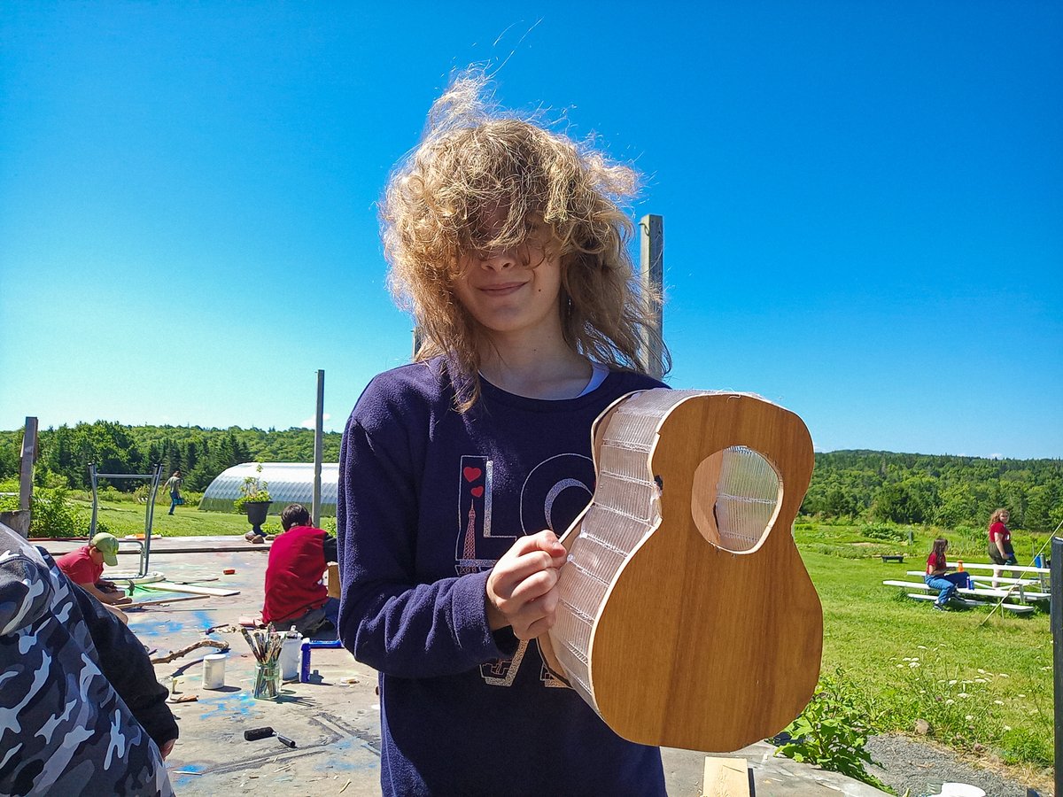 labos_creatifs's tweet image. Les campeurs de notre Camp de fabrication au Centre d&apos;Arts Ross Creek s&apos;amusent à créer de la craie maison et à fabriquer leurs propres instruments ! 🎻 

Merci à @nsgov de soutenir l&apos;autonomisation des jeunes ! 😊 

#EteCreatifs #Maker #FunCreatif