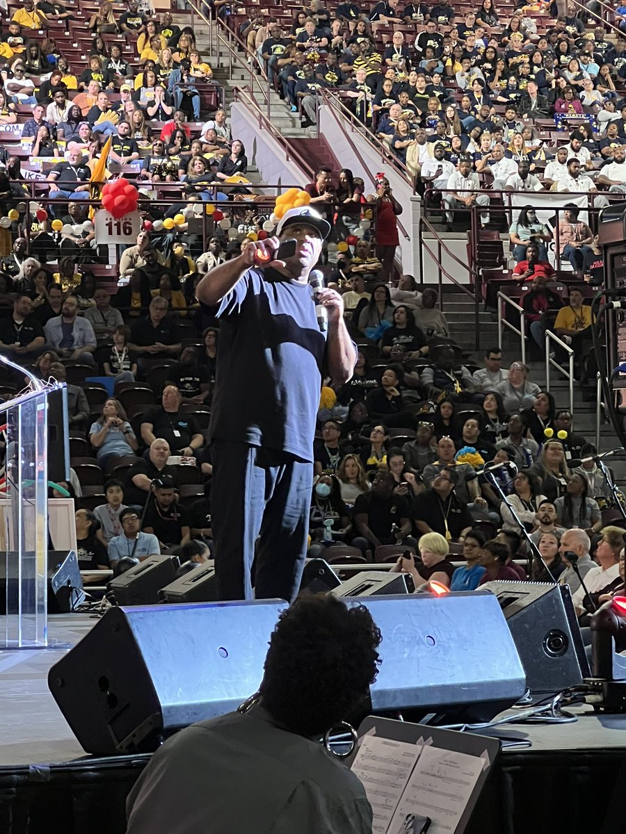 MsColeman07's tweet photo. Powerful message by our guest speaker @Ericthomasbtc #IamtheAnswer #MyAldine #AldineConvocation23 https://t.co/VreVoRZVZy