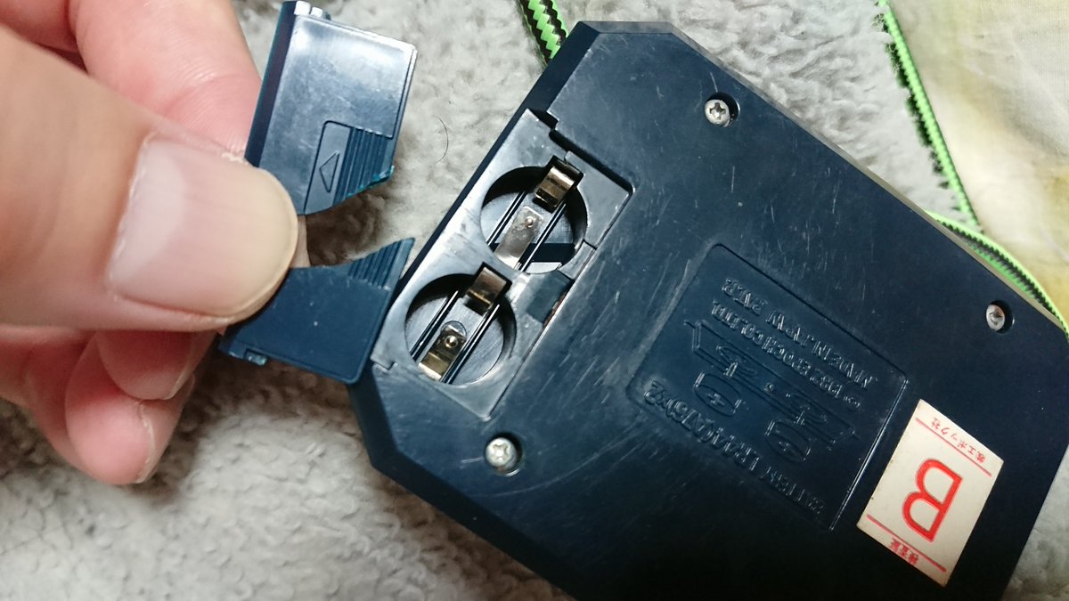 HORIBE's tweet image. ああー！！！電池の蓋割れてもうた～😫
めさめさ固かったんで、少し力入れて押したらまさか割れるとは！😭
液晶は左側コングがめさめさ薄いけど、一応正常にゲーム出来るし音も出ます！😆
あ～しくったな～😖笑
#キングコング
#LSI
#ゲームウォッチ
#エポック社
#レトロコンシューマー愛好会