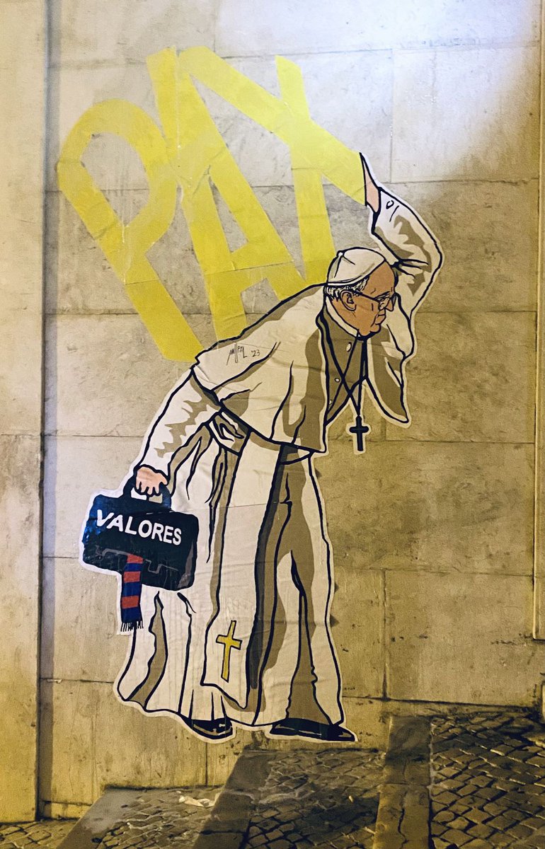 oss_romano's tweet photo. Nuovo murale apparso nella notte a Lisbona. L'autore è @maupal2014.
L'opera, collocata in Rua de Santa Justa, ritrae #PapaFrancesco, vero protagonista di #Lisboa2023, piegato sotto il peso del pesante carico che trasporta (la pace) salendo le tipiche scale di #Lisbona. https://t.co/kXJKKr8afT