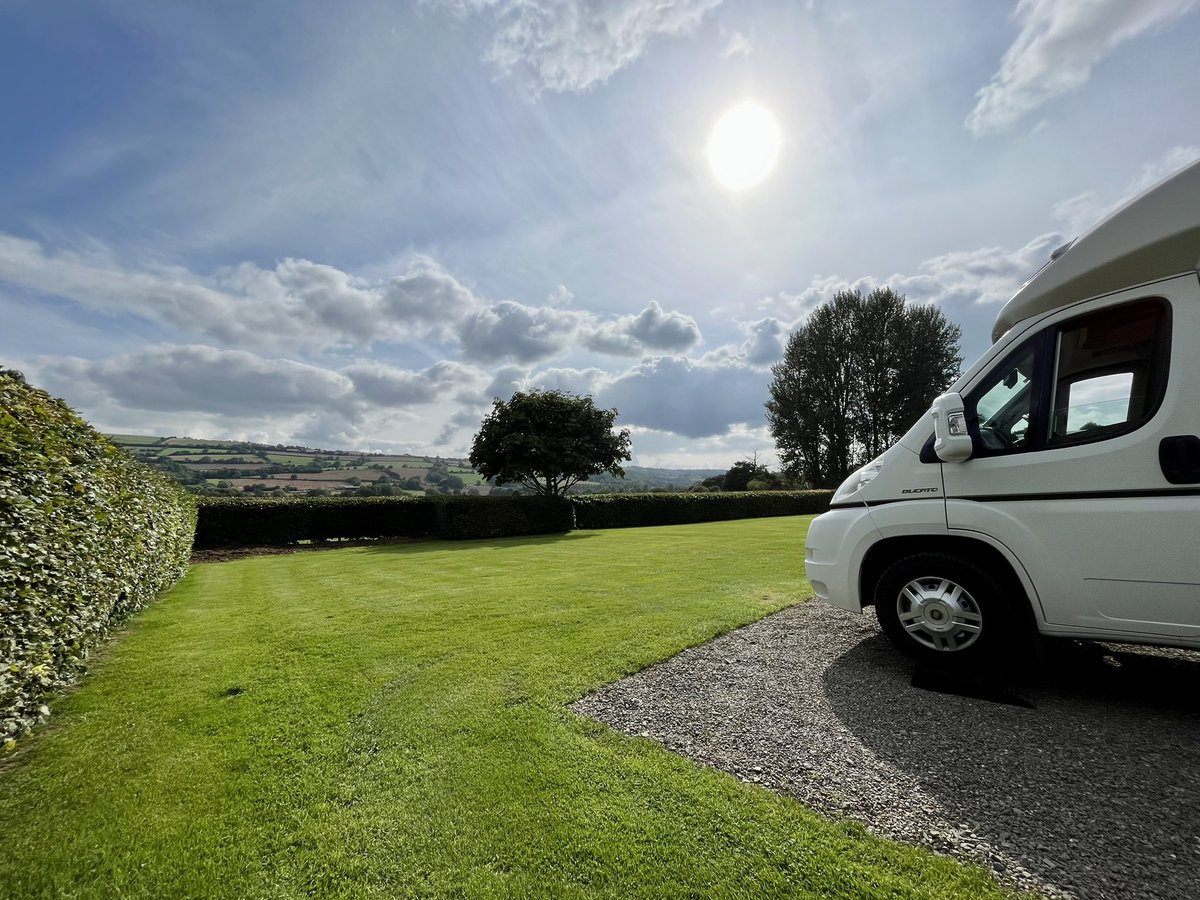 Now that’s a pitch with a view! Better make the most of this sun! <a href="/DaisyBankCP/">Caravan</a> ❤️ #WorcestershireHour on tour!