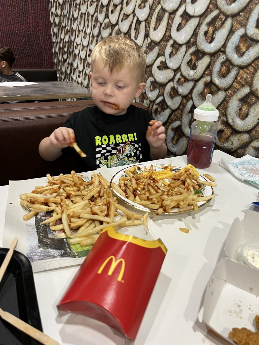 gavingeorge88's tweet photo. If @McDonalds are looking for a new poster boy, look no further. #ChipLife https://t.co/MOPvG0jicr