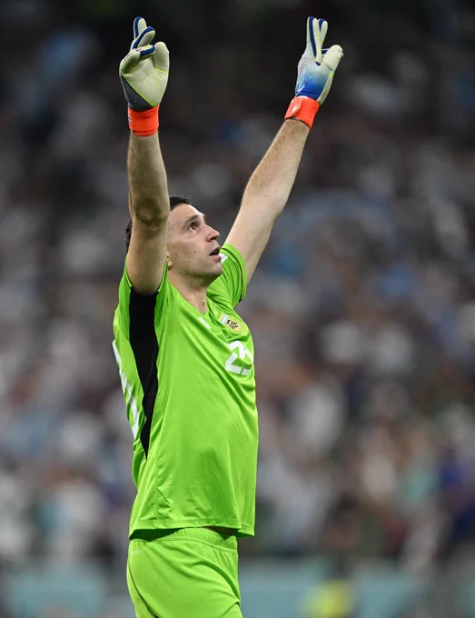 VSportsTM's tweet photo. "Me encantó la Ley Anti Dibu. Siempre buscan alguna excusa para que el que patea meta el gol. Hoy me da igual, ya somos campeones de todo. La hicieron tarde. Atajé los que tenía que atajar".

Firma: Emiliano Martínez 🇦🇷⭐⭐⭐, en @UrbanaPlayFM. https://t.co/Jg84CoKsBY