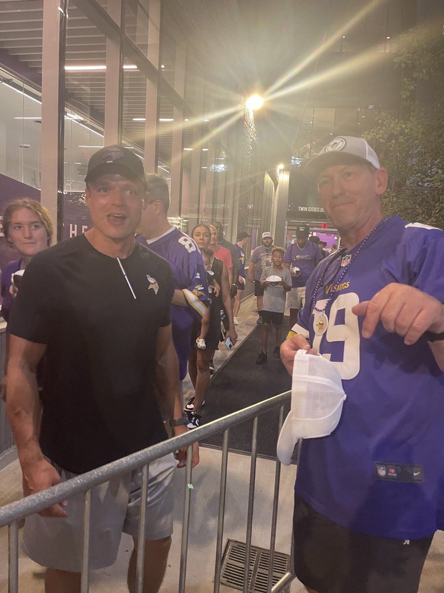 DaveMitchell167's tweet photo. I appreciate @LutherFootball alum @Danbearpig25 taking time out of his schedule as Asst. Performance Coach for the @Vikings to say hi to our family at training camp. From Sheldon, IA to @luthercollege and now to the @nfl . Not a surprise but great to see! Keep going, Dan #Luther https://t.co/kCaYkiKcig