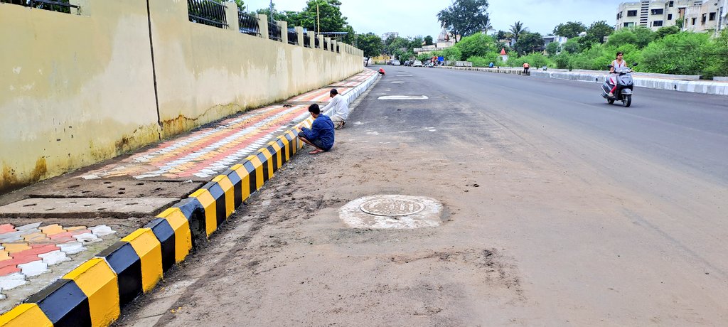 @ngpnmc contractor fixes defects, puts finishing touches day before official opening of Hazaripahad road (left: Before & right: After) @TOI_Nagpur @nmccommissioner @nagpur_nsscdcl @VikasThakreINC @nitin_gadkari @Dev_Fadnavis