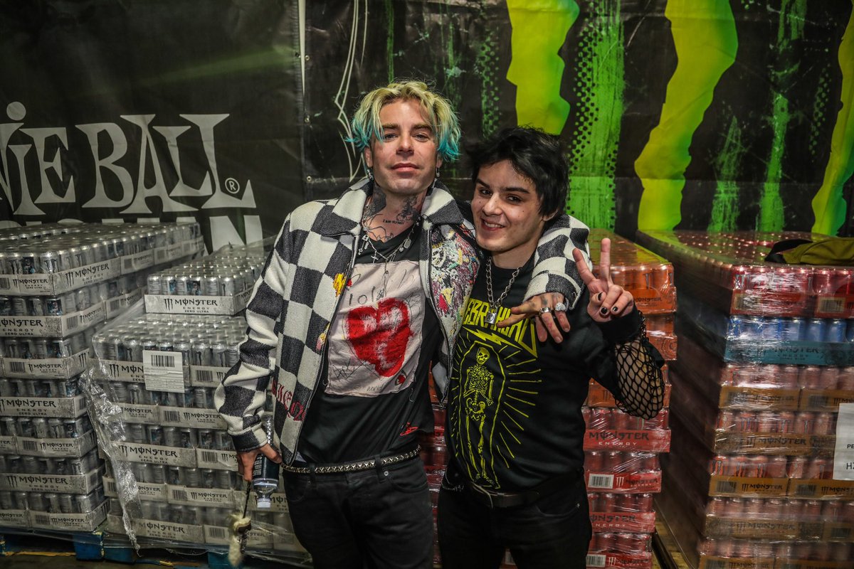 mudfightband's tweet photo. Throwback to the time Max met @MODSUN !!!💚

📸 @gabykaos 

#poppunk #modsun #mudfight https://t.co/9tvdDKi9Df