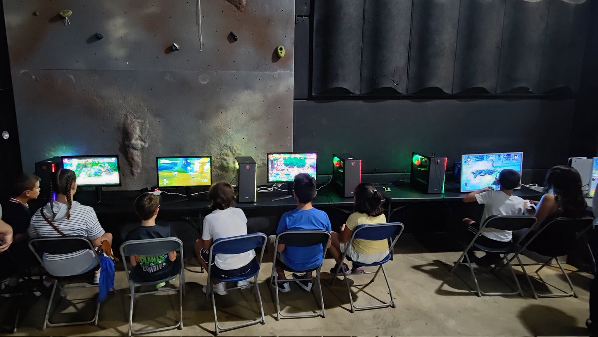 ¡Otra tarde gaming! Hoy disfrutamos con vosotras/os en el Casal de Joves de Sant Just.

🎮 Realidad virtual
🎮 Simracing
🎮 Fighting games
🪩 Karaoke y DJ

¡Hasta las 21:00, os esperamos! 🎮