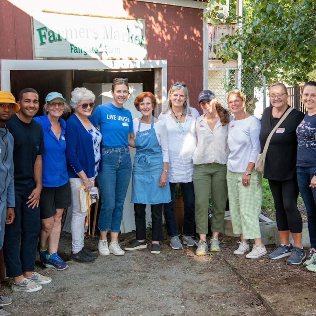 StamfordC2C's tweet photo. The Stamford Food Collaborative members volunteered at Fairgate Farm to help out with food distribution this week. This summer pilot program is a collaborative effort between @FoodRescueUS.fc , @FairgateFarm, Iglesia de Dios de la Profecía, @Filling_Blanks, and Nosotras. https://t.co/Yn7QO7DTVA