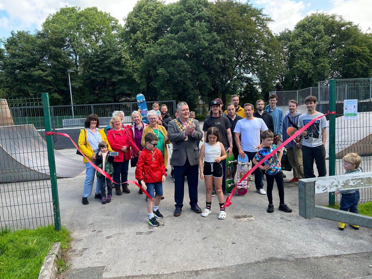 🌳 #LoveParksWeek 🌳 For the 3rd year running, we've proudly raised the Green Flag Award at Stubbylee &amp; Moorlands Park! 🏆 Thanks to the hard work of our council team &amp; volunteers.🌟 Let's aim for more Green Flag parks across Rossendale! 🌿 We know we can achieve this together.💚