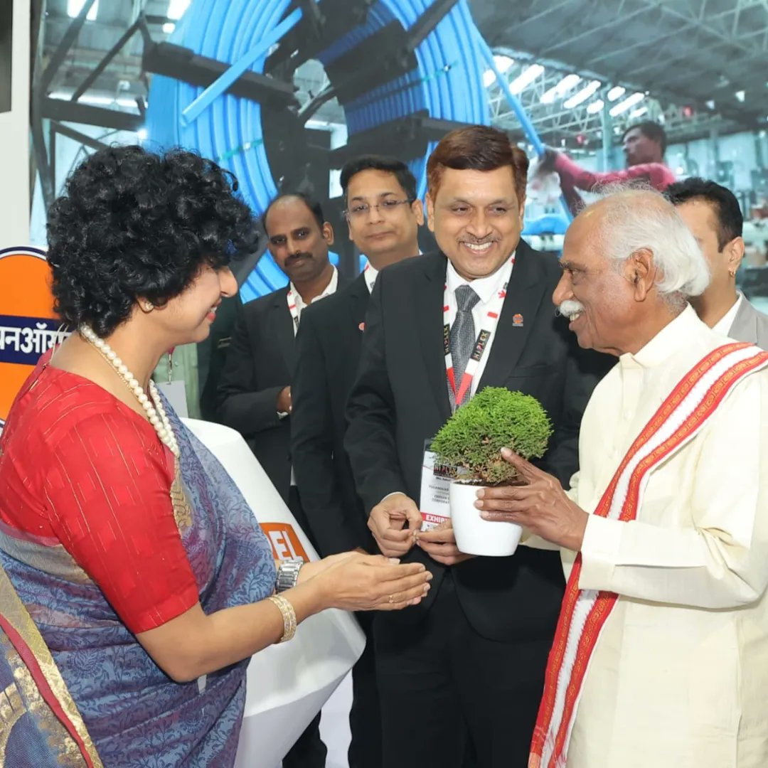 iocl_pbd's tweet photo. #IndianOil stall at #HiPLEX 2023 witnessed the distinguished presence of H.E Governor of Haryana, Shri Bandaru Dattatreya, and motivated the team to continue keeping the #NationFirst #PROPEL #ThinkPlasticsThinkPropel
#PremiumPetrochemBrand https://t.co/H8zuEByYQP