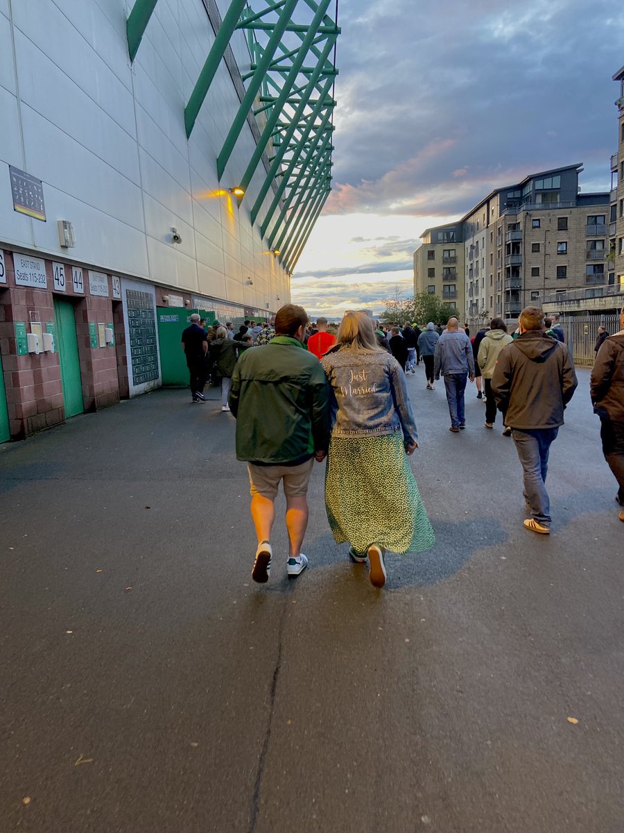 EnterSamSmith's tweet image. Thank you to @HibernianFC and the boys for making our first match at Easter Road as Mr &amp;amp; Mrs a memorable one 💚🥬 #Mr&amp;amp;MrsHibs @Rhy5garrett88
