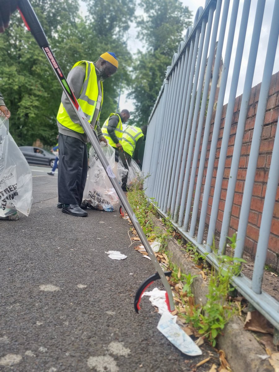 Litterwatch1's tweet photo. #sandwellcoronationclean with an amazing turnout from the #community in #Smethwick.
The Gambian Islamic Centre, three ward councillors, and Litter Watch.
Within 1 hour, the team of #volunteers removed 100 bags of #litter off the streets in Cape Hill.
@SercoESUK @sandwellcouncil https://t.co/vCckp2jKLg
