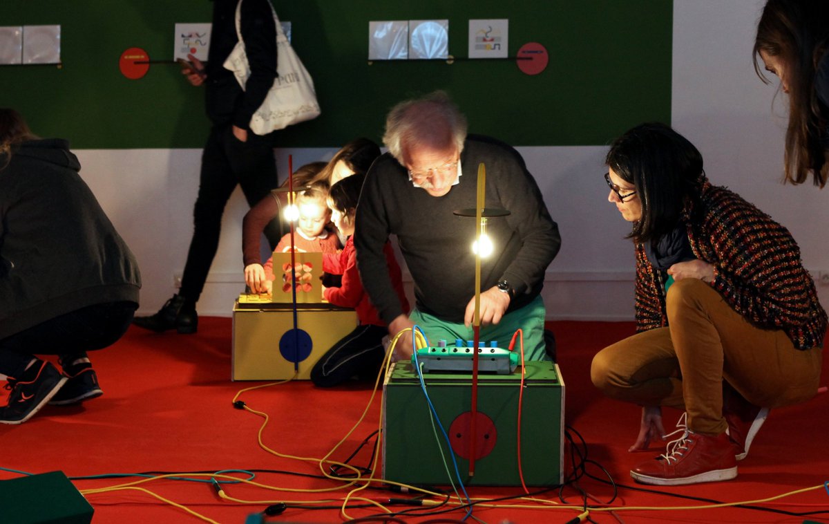 Tweaking the knobs of the Mélisson synthesizers in this installation creates a unique soundscape that is translated into a composition of shapes and colours, projected on the workshop walls buff.ly/3GIeO0E