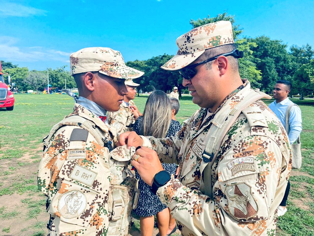Ejercito_Div1's tweet photo. En el Cantón Militar de Buenavista #LaGuajira el Batallón de #BASPC de la Fuerza de Tarea de Armas Combinadas acompañamos a nuestros soldados quienes juraron ante la bandera proteger el norte de #Colombia

#IncorpórateAlEjército 
#PatriaHonorLealtad https://t.co/AaLcjBDHRf