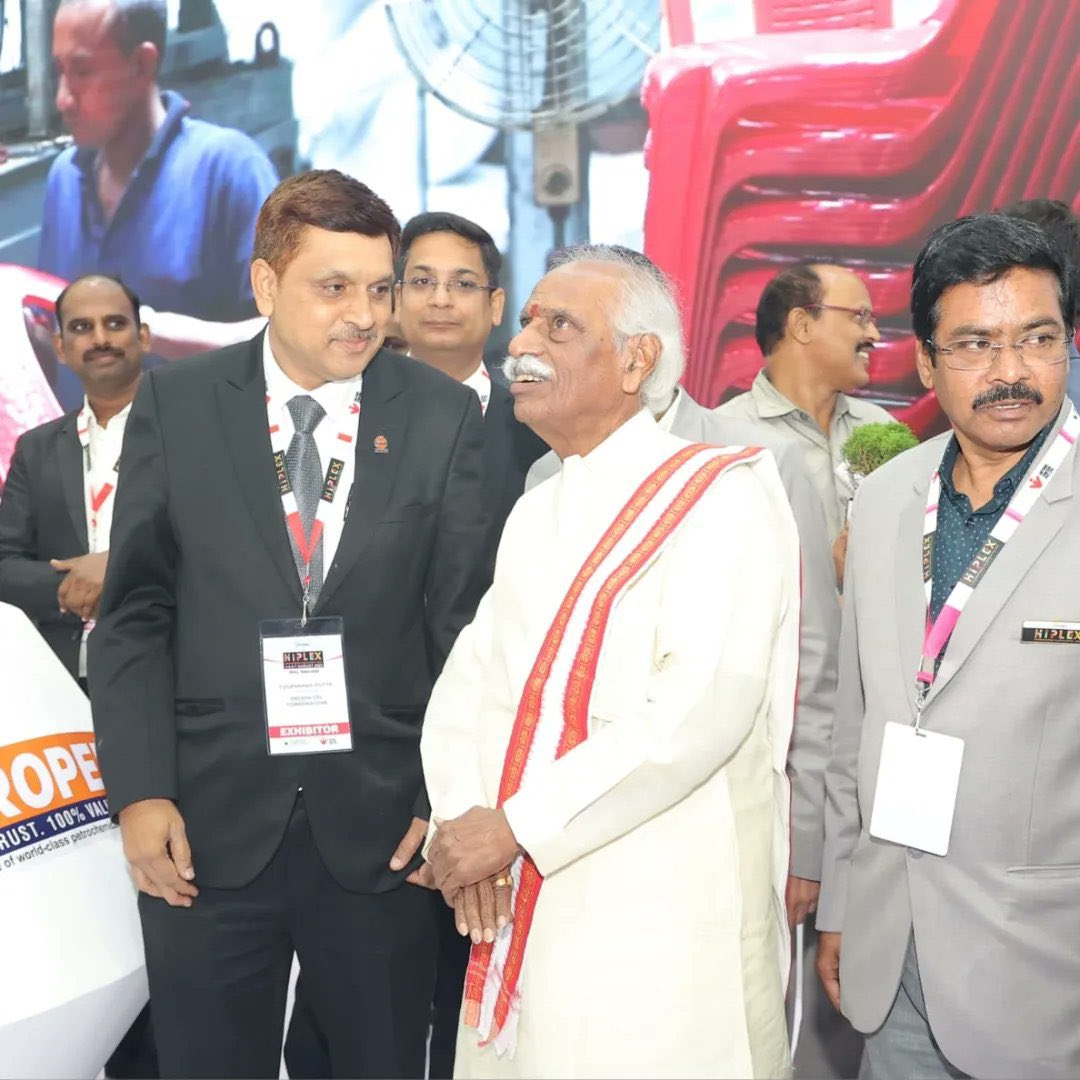 iocl_pc's tweet photo. #IndianOil stall at #HiPLEX 2023 witnessed the distinguished presence of H.E Governor of Haryana, Shri Bandaru Dattatreya, and motivated the team to continue keeping the #NationFirst #PROPEL #ThinkPlasticsThinkPropel
#PremiumPetrochemBrand https://t.co/J5savV43ie