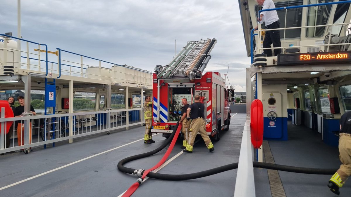 Oefening op de nieuwe #elektrische #pont van @GVBnieuws Amsterdam. Aanzuigen van water via het dek. #ZaandamAmsterdam