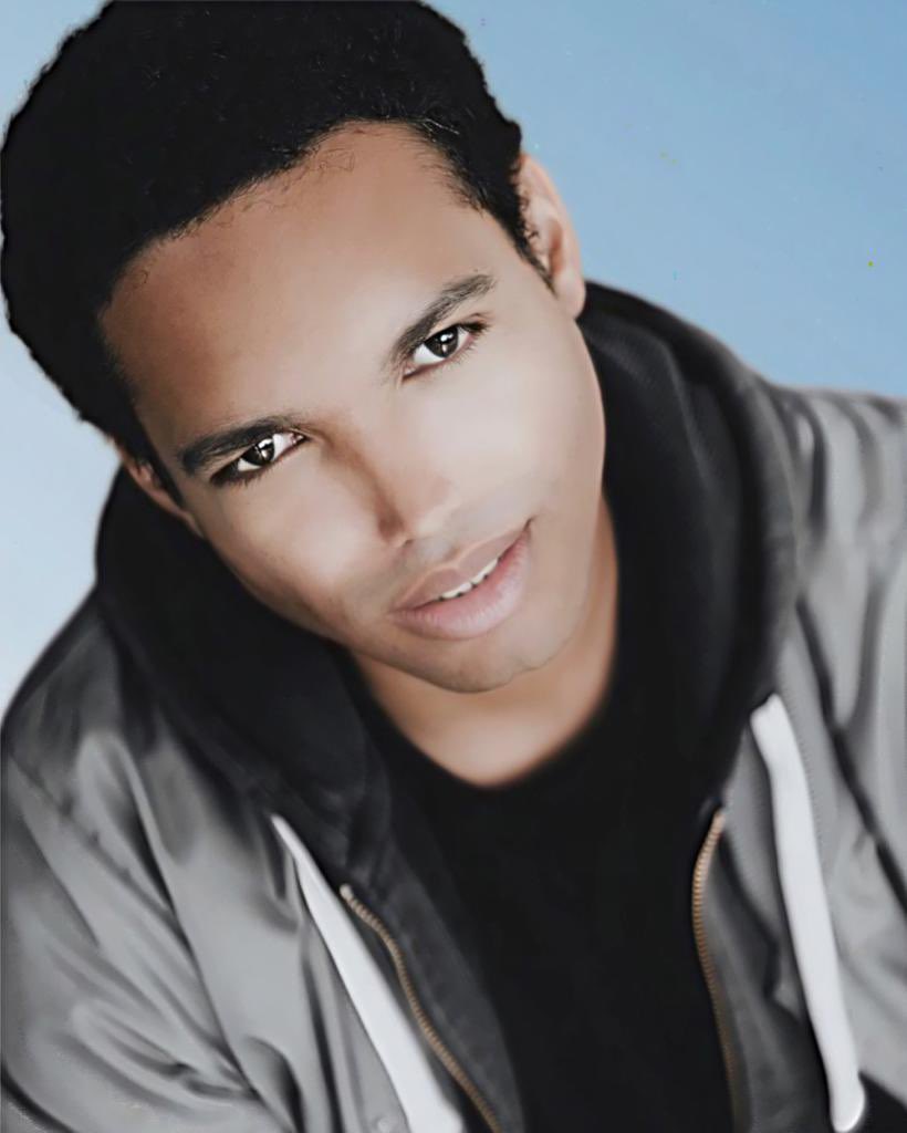 Crackignaz's tweet image. Youre in the club and this guy slaps your girlfriends ass. What do you do?