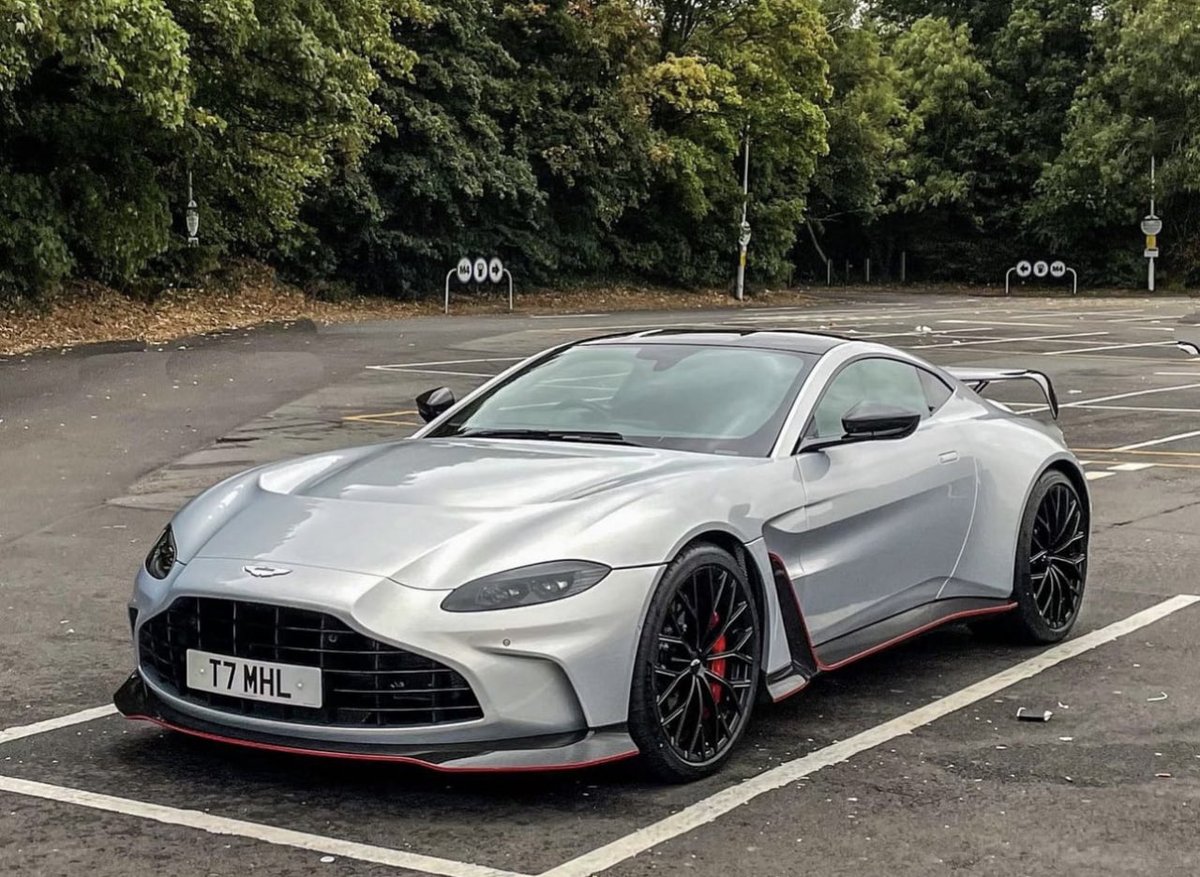 NaNgassia812's tweet photo. Aston Martin V12 Vantage #sportscar #luxurycar #speedandpassion #drivingexperience #horsepower #engineroar #bodystyling https://t.co/Q8mpjdZI7E
