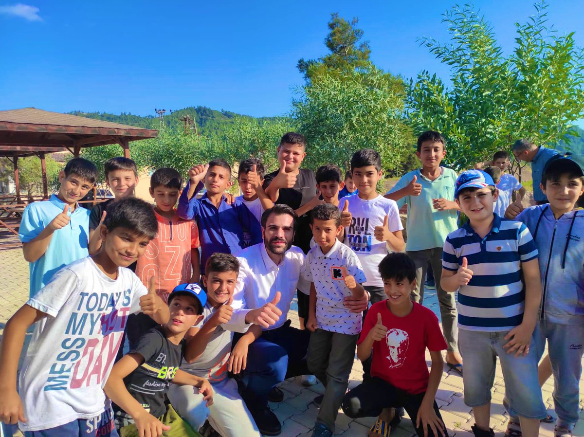mburaksarman's tweet photo. 📍 Hatay

81 ilimizde gerçekleştirdiğimiz 4. Olağan Genel Kurullarımız için @eyupkoglu52 ile ikinci durağımız @tugvahatay 😉

Bir yandan asrın felaketinin yaralarını sarma gayreti içerisinde olan, bir yandan da gençliğin ihyası için mücadele eden @m_e_saganak başkanımıza ve yönetim kurulu üyesi kardeşlerime yeni dönemin hayırlar getirmesini temenni ediyorum.

Bizleri yalnız bırakmayan @yaydagbelediye başkanı @MehmetYalcintr ’a şükranlarımızı sunuyoruz.

Bu arada baş parmakları havadaki gençler; HARİKASINIZ 💪🏻😎