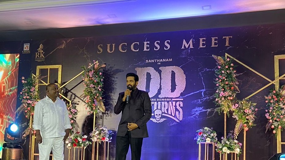 saloon_kada's tweet photo. #DDReturns Success Celebration🔥
Congrats @Karthikravivarm Anna @Nn84Naganatha Anna & @kbsriram16 Sir✨
#Santhanam | #ORFO | #PremKumar
BLOCKBUSTER!! https://t.co/iqBvZbB7Hi