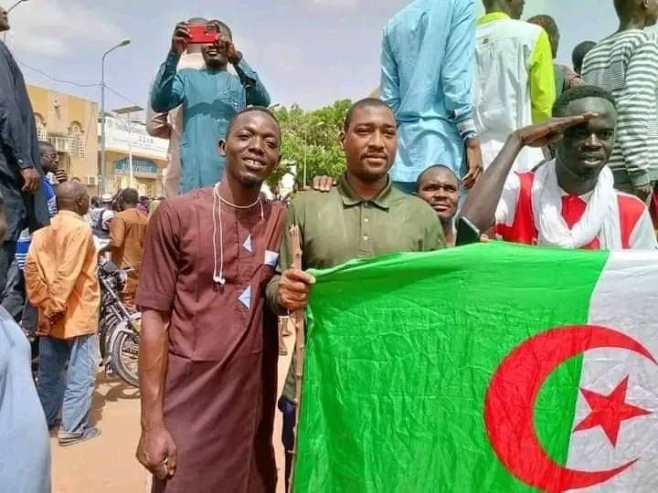 UnionAlgerienne's tweet photo. Coup d’État au Niger 🇳🇪 : les manifestants ont hissé le drapeau algérien 🇩🇿 aux côtés de ceux du Mali 🇲🇱 et du Burkina Faso 🇧🇫.

Un signe d'appréciation de la position de l'Algérie, qui s'oppose à toute intervention militaire étrangère au Niger. https://t.co/qNboe7o4lb