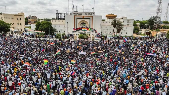UnionAlgerienne's tweet photo. Coup d’État au Niger 🇳🇪 : les manifestants ont hissé le drapeau algérien 🇩🇿 aux côtés de ceux du Mali 🇲🇱 et du Burkina Faso 🇧🇫.

Un signe d'appréciation de la position de l'Algérie, qui s'oppose à toute intervention militaire étrangère au Niger. https://t.co/qNboe7o4lb