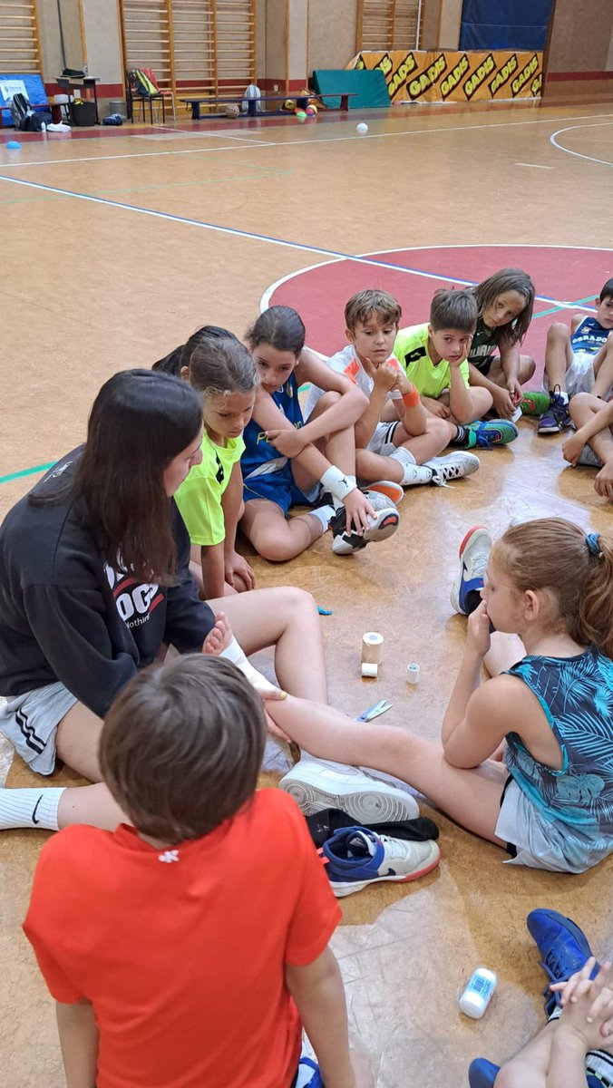 CampTiroLibre's tweet photo. Taller de vendaje para los más peques del Campus con nuestra Fisio @silvim12 https://t.co/rLkP1N8yf9