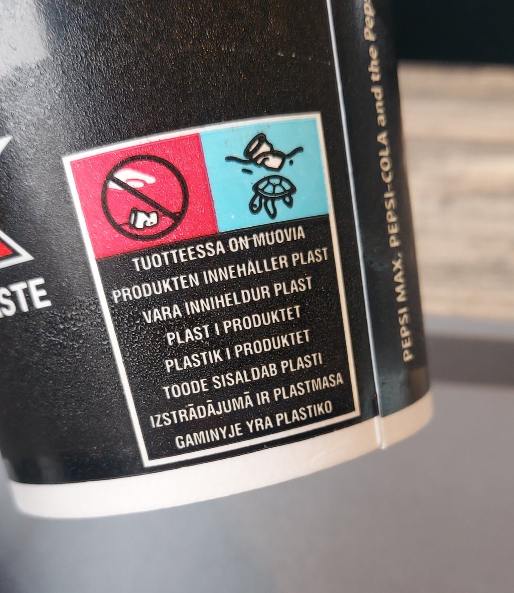 Uppsetningin og litirnir á þessu segir mér að ég eigi ekki að henda rusli í jörðina, ég á að henda því í sorgmædda skjaldböku.