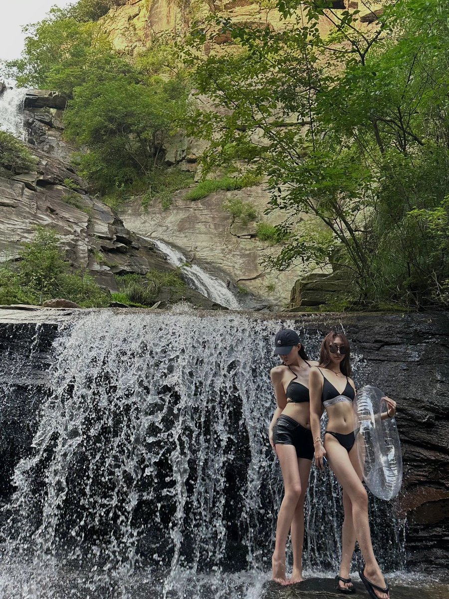 daversifier's tweet image. You can guess which one is me 😆 #hiking #enjoying life #nature #forest #creek #hiking #hobbies #adventure #bikini #climbing