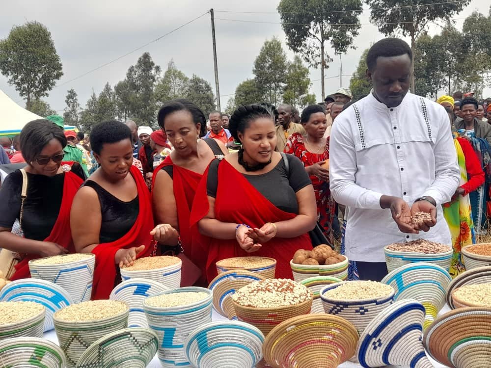 MiyoveG's tweet photo. Kuri uyu wa04/08/2023 Meya @NzabonimpaEmmy ari hamwe n'Abagize Inama Njyanama y'Akarere n’Inzego z’Umutekano bizihirije umunsi w'umuganura mu murenge wa Miyove kurwego rwa  @GicumbiDistrict ufite insanganyamatsiko igira iti: "Umuganura,Isôoko y'Ubumwe n'Ishingiro ryo Kudaheranwa" https://t.co/W2OF3XaXmf