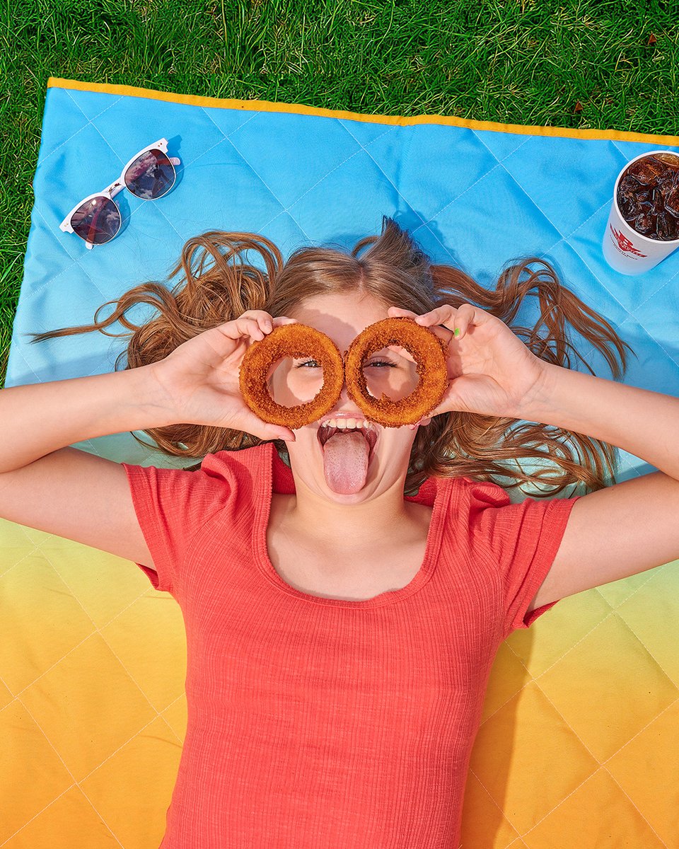 🧅 😎 Want a delicious way to view the world? Our sweet, crispy Walla Walla Onion Rings are just the tasty treat you’ve been looking for. But they won’t be around long, so stop by your local Burgerville and get ‘em while they're hot!