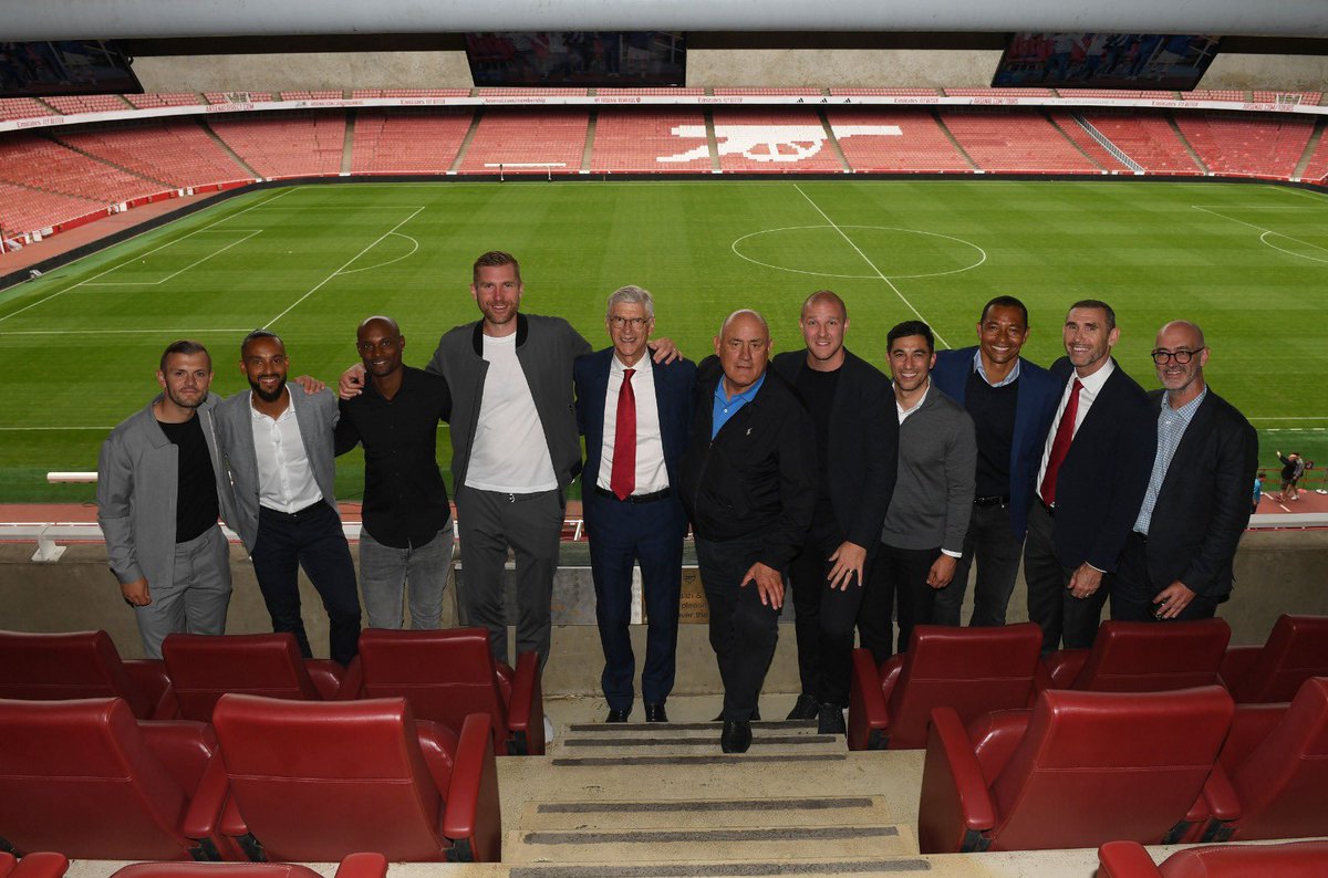 afcstuff's tweet image. Arsène Wenger with players &amp;amp; coaching staff from his time at Arsenal at the Emirates Stadium yesterday. ❤️ #afc
