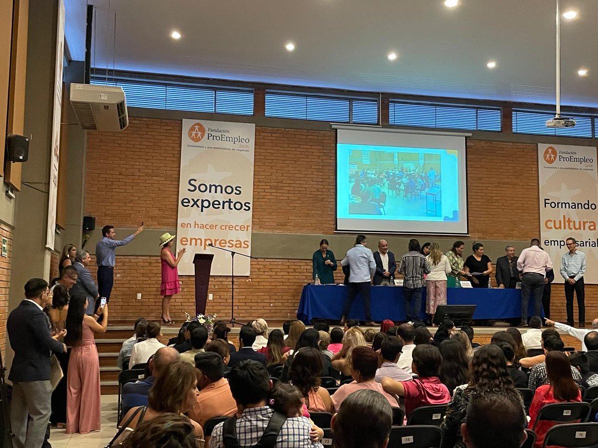 ¡Celebremos el triunfo y pasión emprendedora! 🎉 En Fundación Proempleo León, el orgullo nos invade al ver a 180+ personas lograr sus sueños empresariales 💼💪 Son prueba viva de que el esfuerzo siempre da frutos. En esta 70ª graduación honramos su éxito y espíritu innovador. 💡