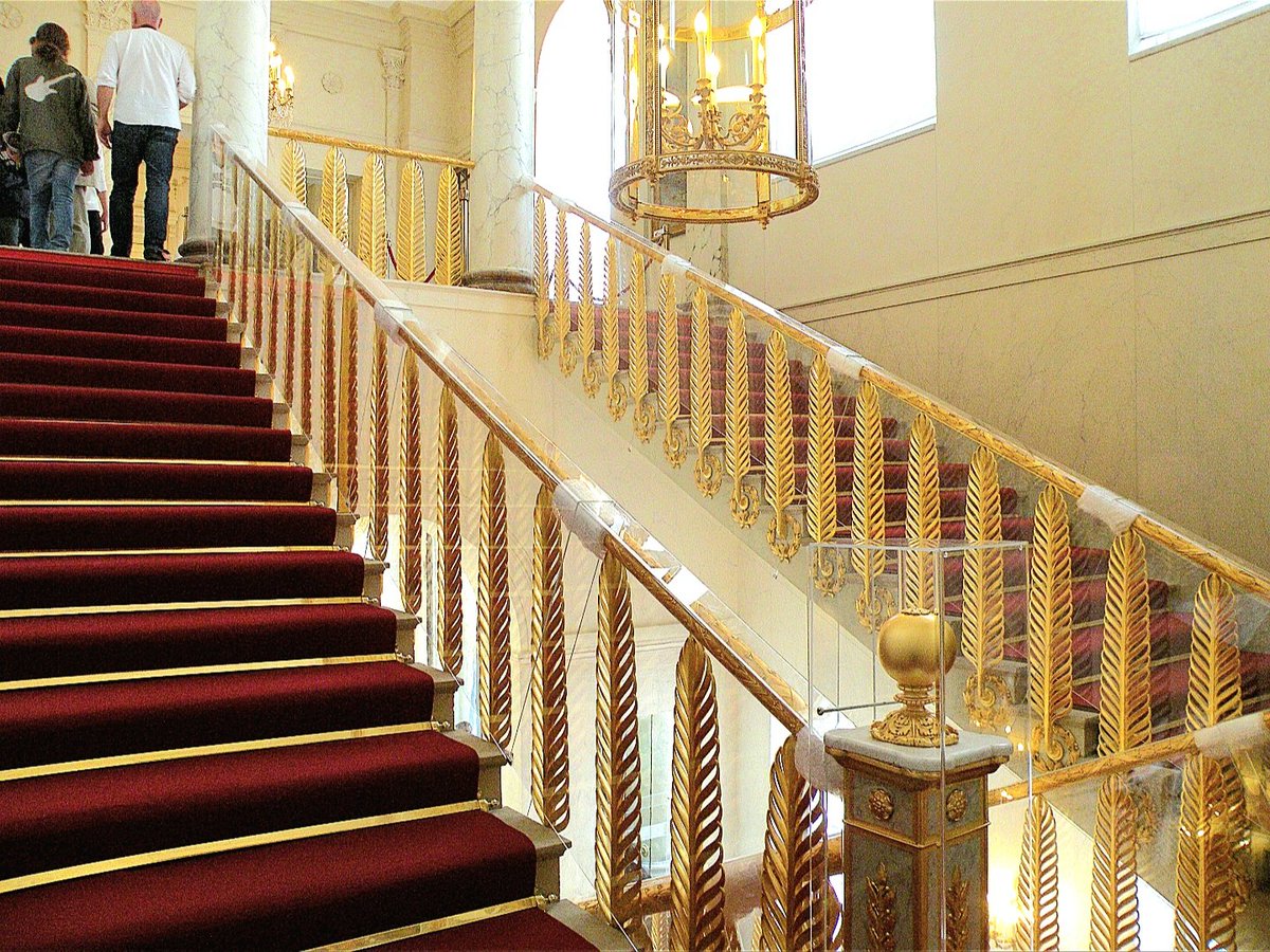 f_asselineau's tweet photo. Construit en 1718 par LH de La Tour d'Auvergne, l'Hôtel d'Évreux fut offert par Louis XV à la Pompadour en 1753 avant de devenir la résidence successive du prince Murat, Napoléon Ier, Napoléon III et des présidents de la République.
Il n'a pas mérité de terminer en boîte de nuit. https://t.co/GD5wVlciLg