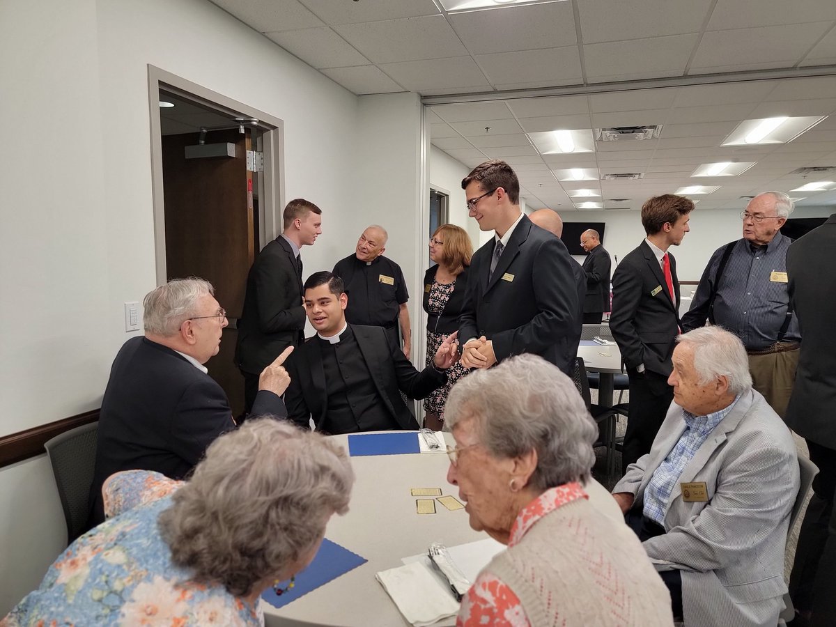 Record_Archlou's tweet photo. On this #feastday of #SaintJohnVianney, Louisville's St. Serra Club is having lunch with seminarians before they head to school. https://t.co/qY5yh5GnuJ