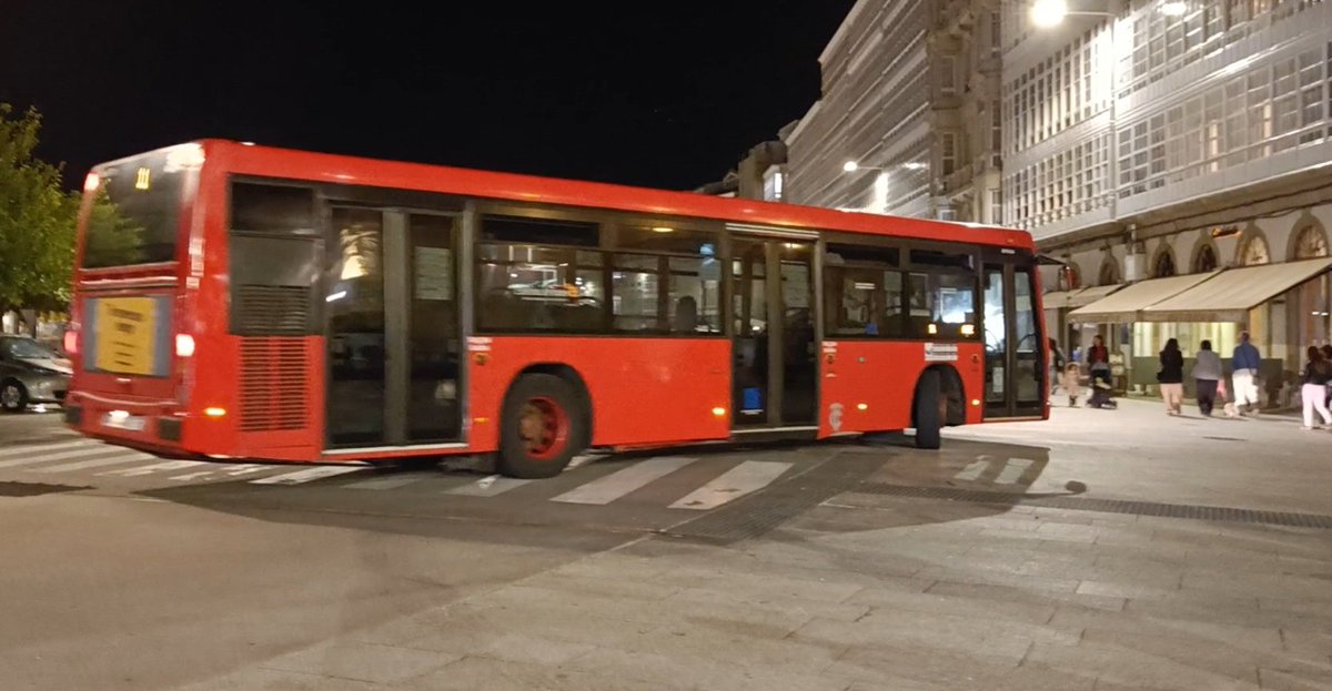BlogBusurbano's tweet image. Hoy van semivacíos,
ayer iban más llenos...

Al rato llega un #Lín3 #Bus379 que, por arte de magia, se transmuta en un #Lín1.

Sale a las 23h42 de #PuertaReal hacia Pz Ourense, no en dirección #AbenteYLago: ha dado la vuelta aquí.

Eficiente gestión de los
inspectores presentes👌