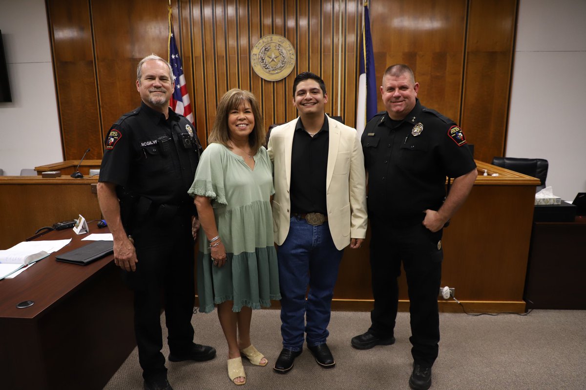 ecisdPD's tweet photo. Today, 70th District Judge Denn Whalen administered the oath of office to Cooper Aranda as the student advisor to the Texas Crime Stoppers Council.
Cooper is a Senior at @BigRedBronchos and has been with Odessa Student Crime Stoppers since 6th grade! 
#odessastudentcrimestoppers https://t.co/4meGMMbG2L